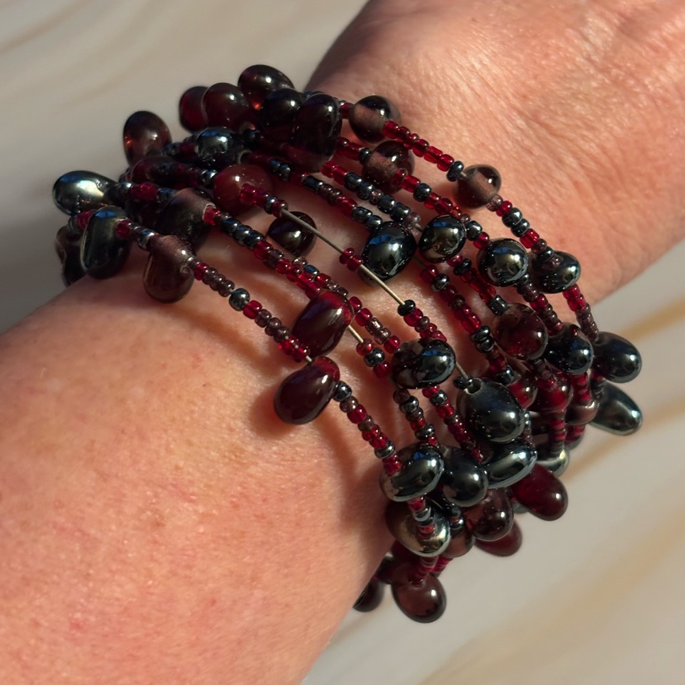 🌻Shades of Red Glass Beaded Wire Coil Bracelet